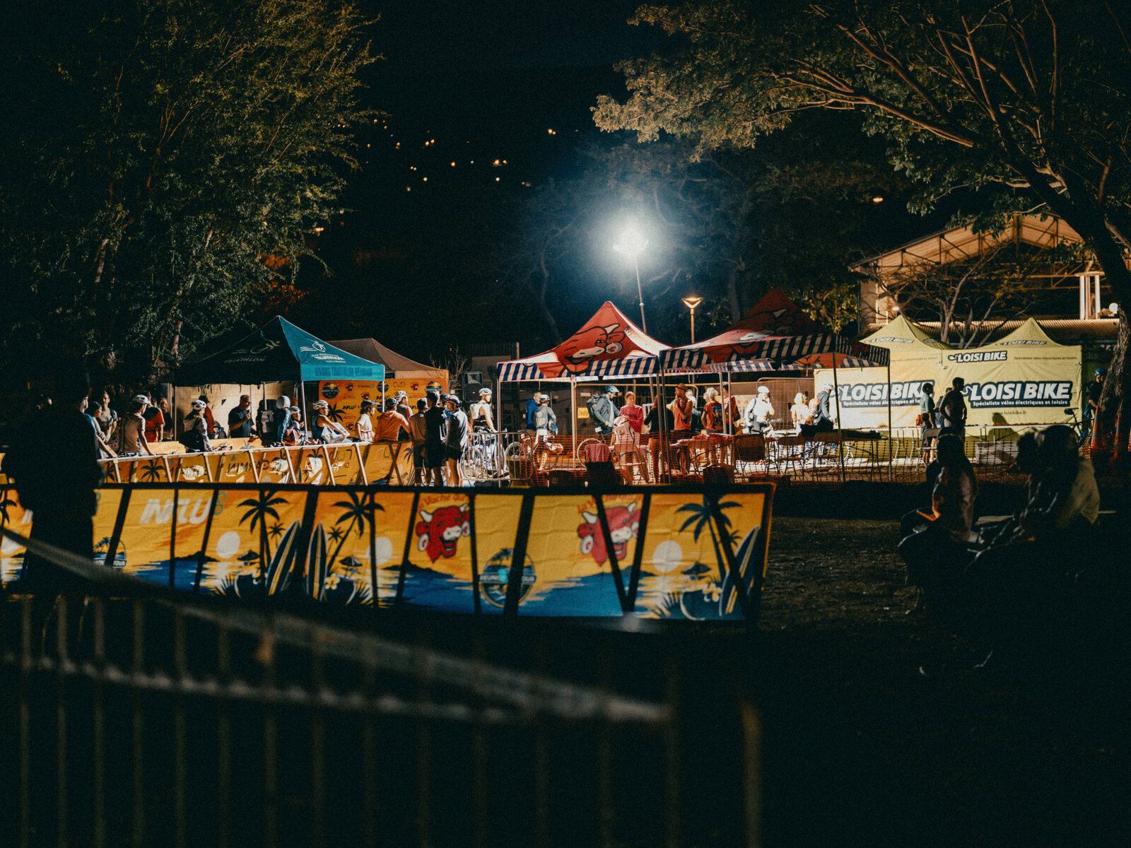 Le village de la course illuminé la nuit