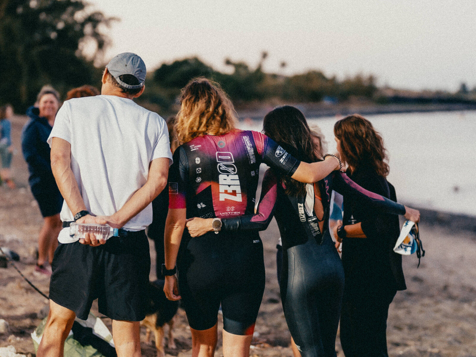 Les athlètes se rassemblent sur la plage avant le départ