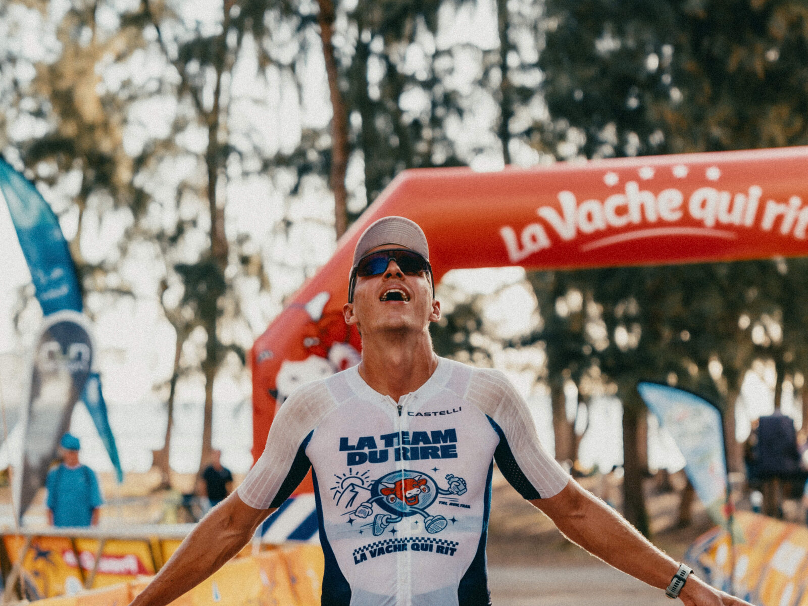 Un finisher franchit l'arche, les bras écartés