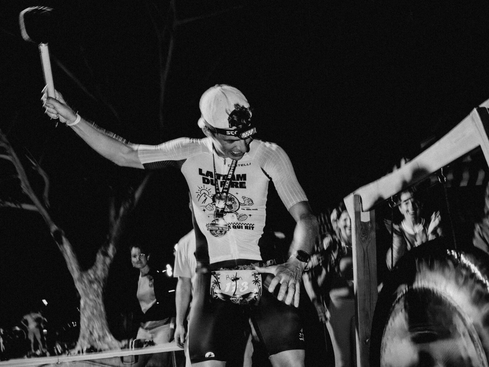 Un finisher arrive de nuit, frontale allumée