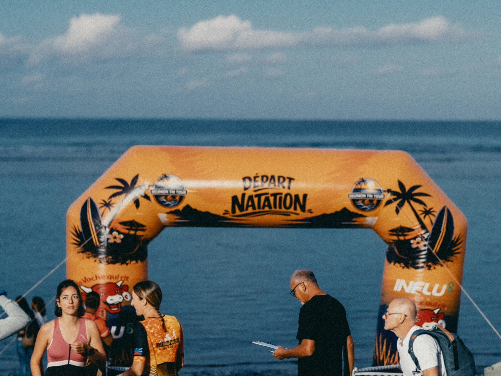 L'arche de départ de la natation au bord du lagon