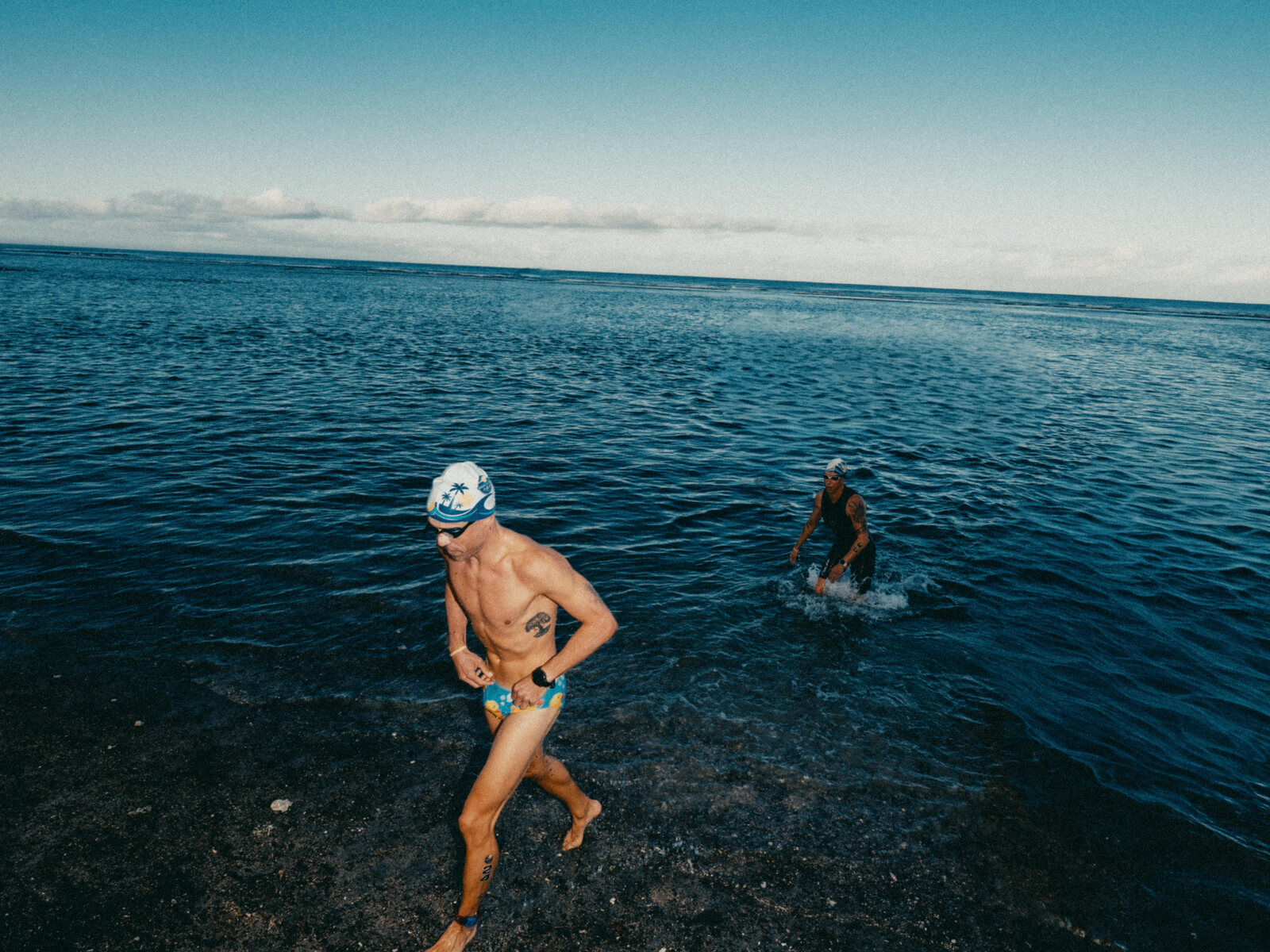 Un nageur remonte sur la plage à la sortie du lagon